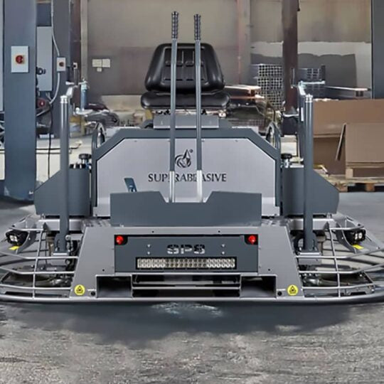 SP8 – 8-fots Ride-On Betongglatter med robust design for effektiv betongbearbeiding og kontrol.