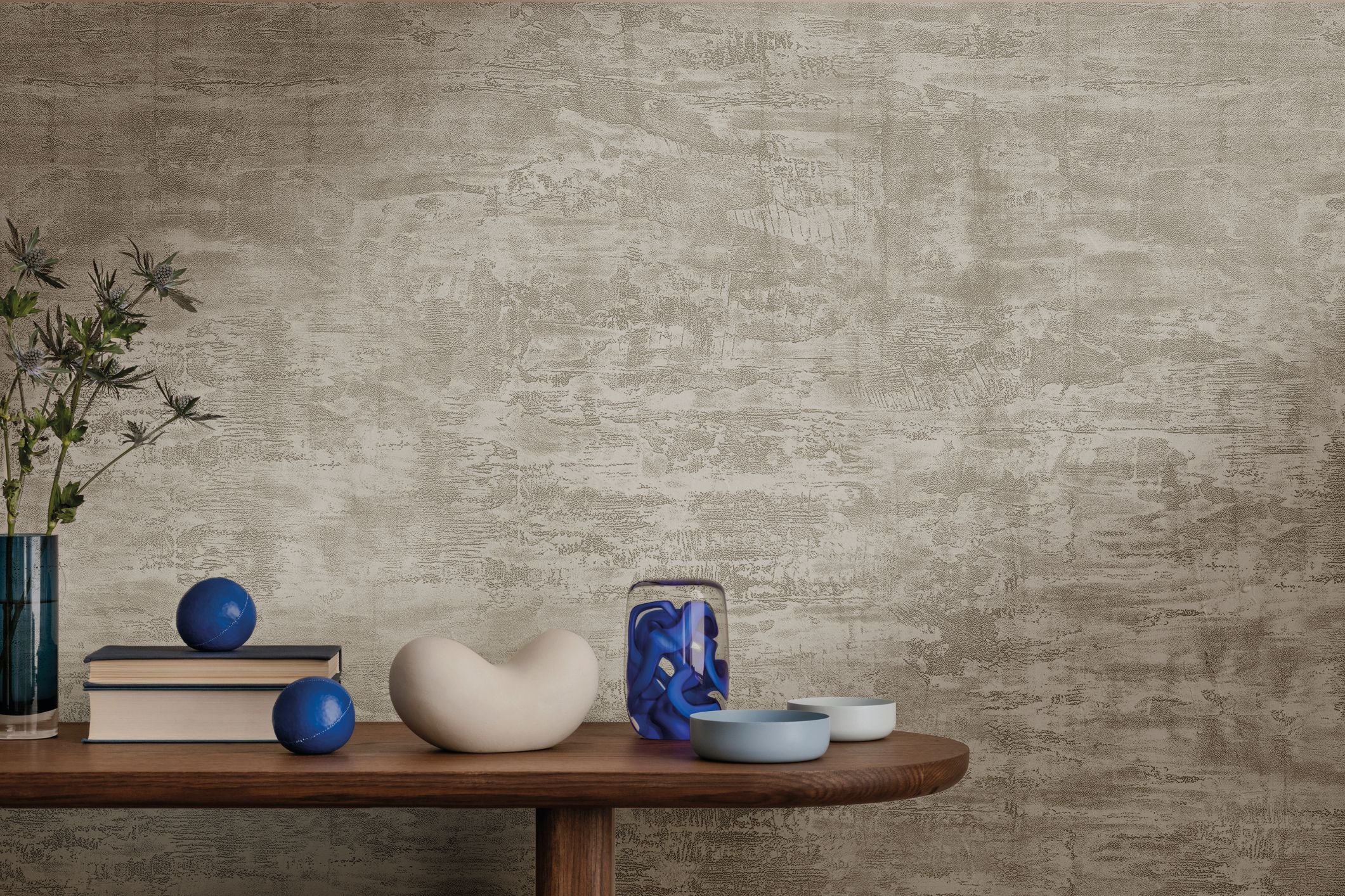 UENDELIG decorative wall with natural marble effect, showcasing decor items and artistic elements.