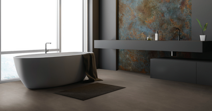 ETRON Mikromono 15 kg mikrocement finish in a modern bathroom with freestanding tub and stylish wall design.