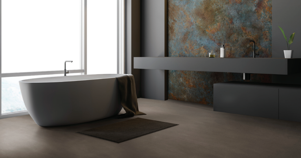 ETRON Mikromono 15 kg mikrocement finish in a modern bathroom with freestanding tub and stylish wall design.