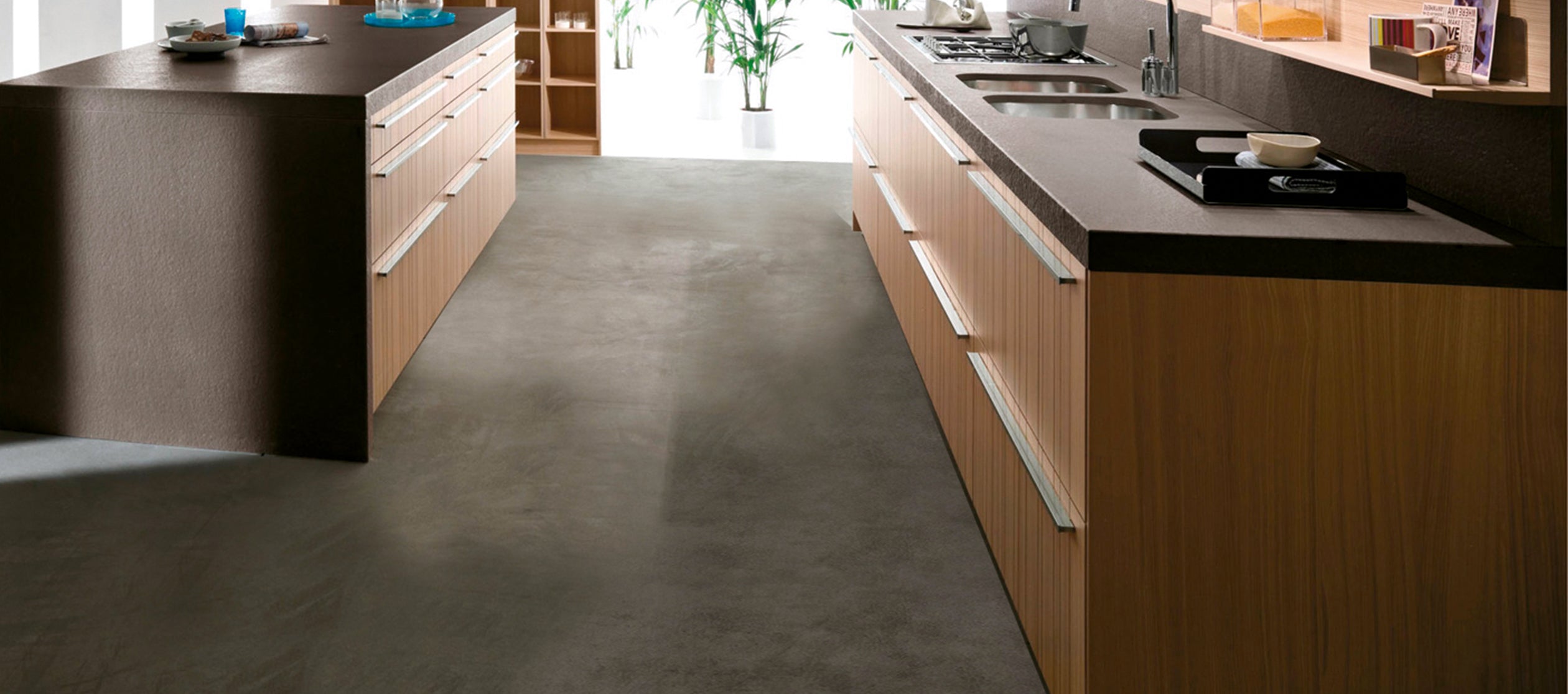 ETRON Mikromono 15 kg used in a modern kitchen with seamless floor and wooden cabinets.
