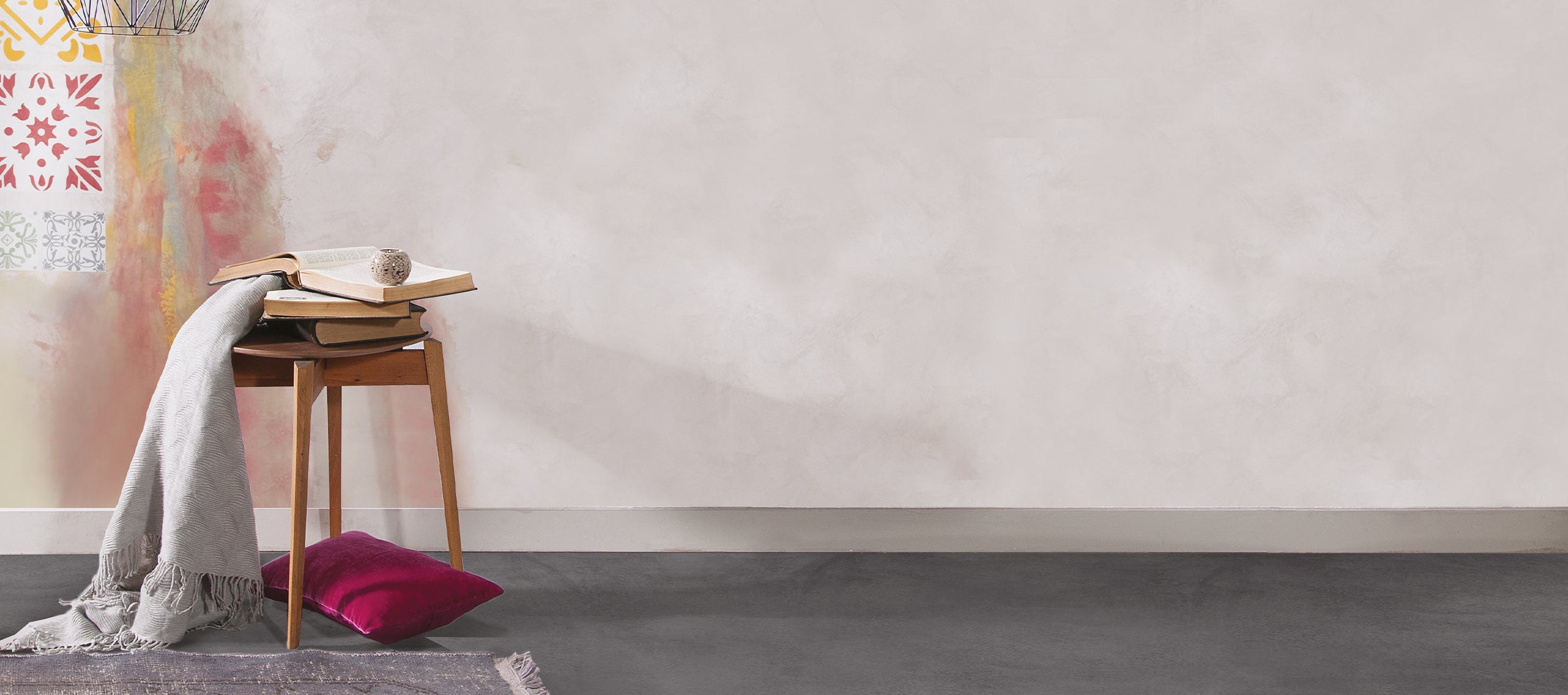 MIKROLOGGIA 15 kg displayed in a stylish room with textured walls and cozy decor elements.