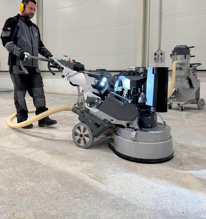 Propan Betongsliper L20GS7 – 20" in action with operator, showcasing powerful and flexible concrete grinding capabilities.