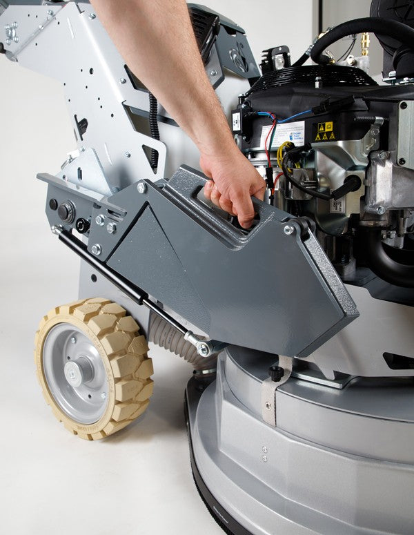 Håndtering av Propan Betongsliper L31GS7 – 31" med kraftig motor og solid design.