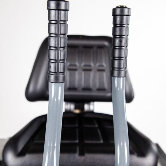 Close-up of the control handles of SP8 – 8-fots Ride-On Betongglatter showcasing ergonomic design.
