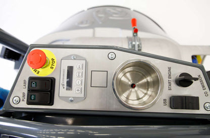 Control panel of the LP36GE – 80" Propanbasert Ride-On Poleringsglatter with engine start and stop features.