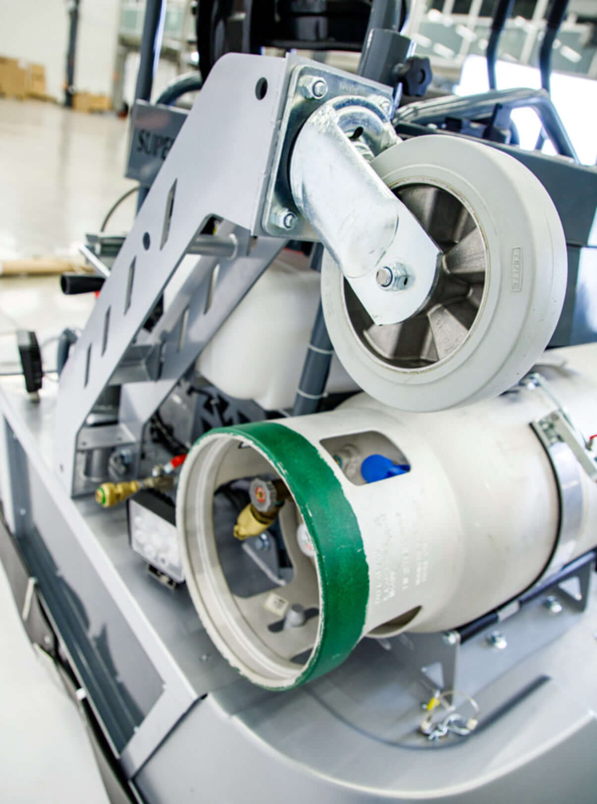 Close-up of the LP36GE – 80" Propanbasert Ride-On Poleringsglatter components showcasing the robust design.