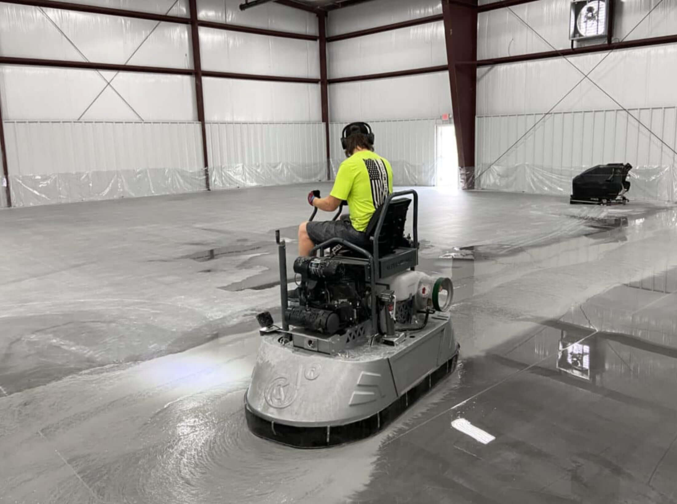 LP36GE – 80" Propanbasert Ride-On Poleringsglatter in action on smooth concrete floor.