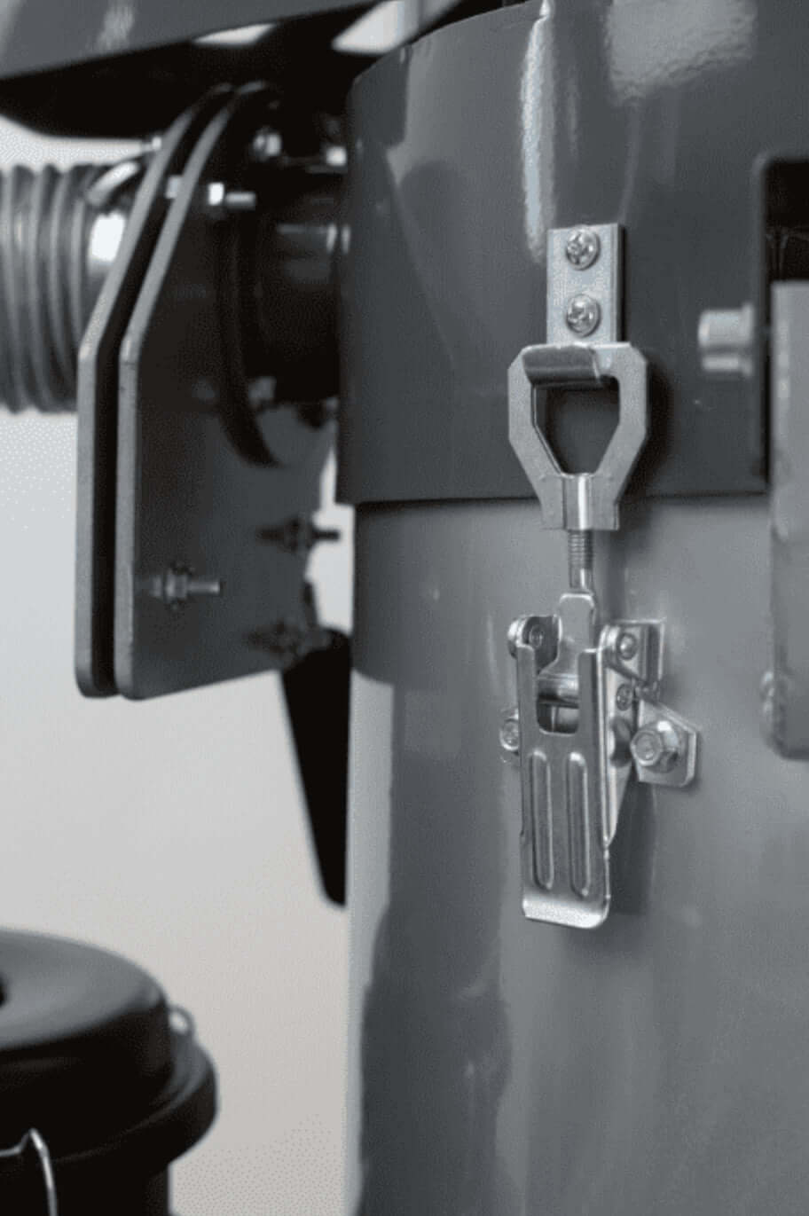 Close-up of the latch on the V25GE – Propan Støvsuger, showcasing robust design and functionality.