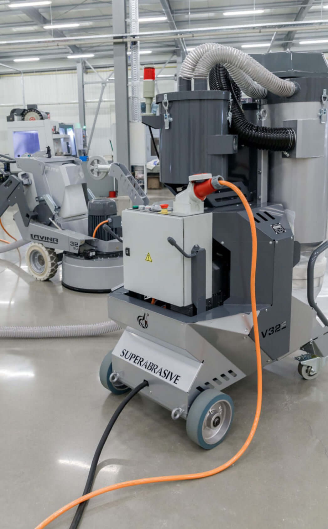 V32E – Elektrisk Støvsuger koblet til gulvsliper for effektiv støvkontroll på store overflater.
