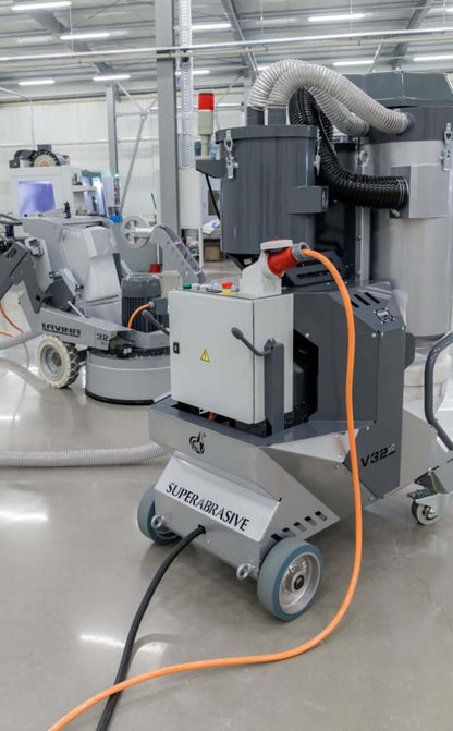 V32E – Elektrisk Støvsuger koblet til gulvsliper for effektiv støvkontroll på store overflater.