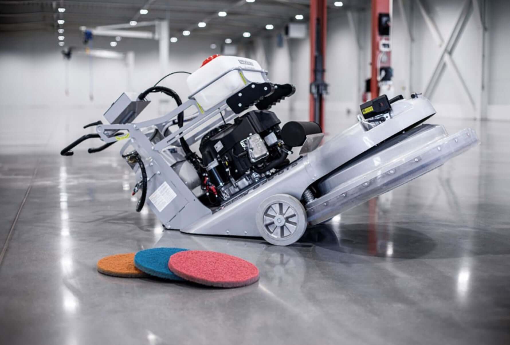 LB36G-S – Propandrevet Gulvpoleringsmaskin med tre forskjellige padder for mikrosement og epoxy