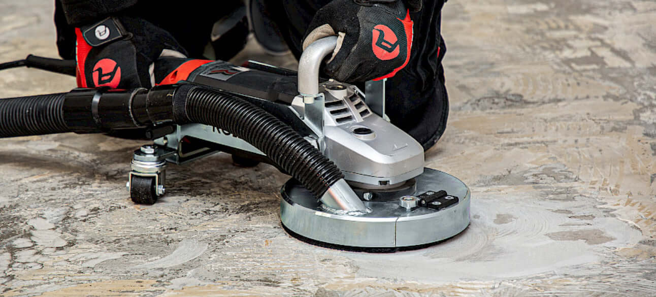 RO-180 – Håndsliper for betong i bruk, perfekt for sliping av mikrosement og epoxy.