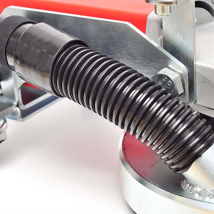 Close-up of RO-180 – Håndsliper for betong, showcasing suction hose for effective dust collection.