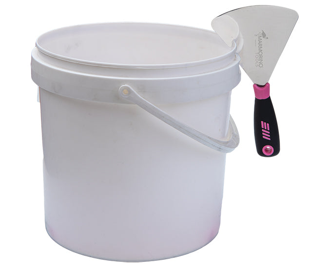 Venice Bucket Spatola 80mm resting on a white bucket, ideal for Nordflo, mikrosement, and epoxy.